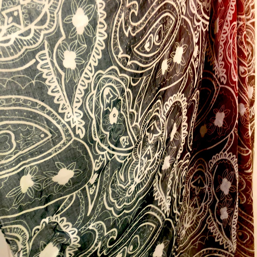 Beautiful Scarf 🧣 in EUC, light weight, multi colored, with flowers 🌸.